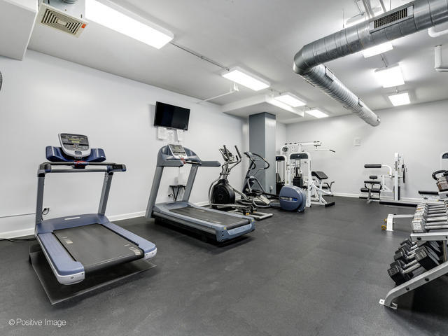 Building Photo - 3125 W Fullerton Ave