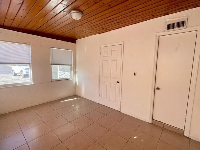 Building Photo - 2116 Colonial Ave