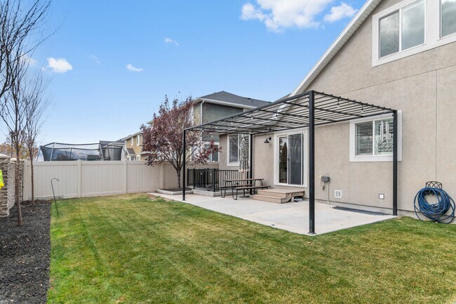 Building Photo - 196 E Water Ln