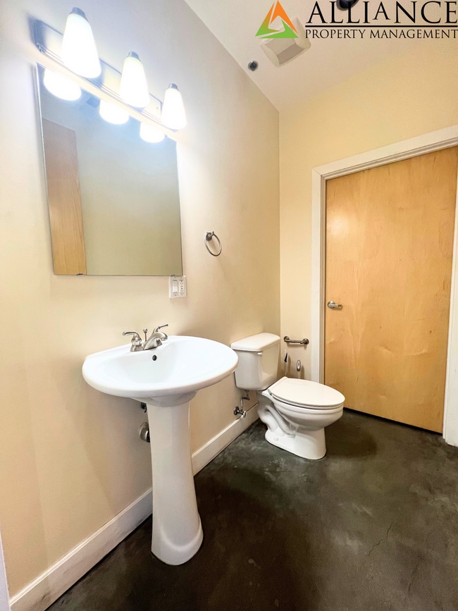 Building Photo - Maintenance Free Living ~ Close to KSU & Aggieville