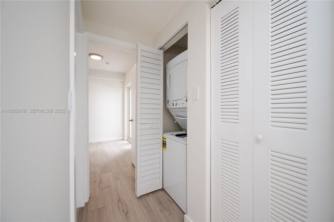 Building Photo - 1712 SW 2nd Ave