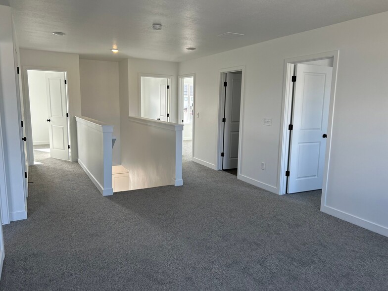 Building Photo - 708 N Plainsman Dr