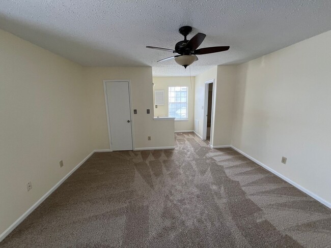 Building Photo - Nice condo in the heart of Kempsville