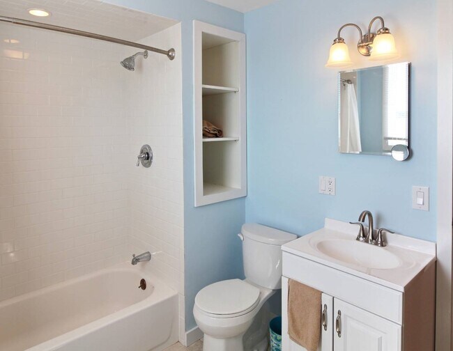 Building Photo - 314 E Montauk Hwy