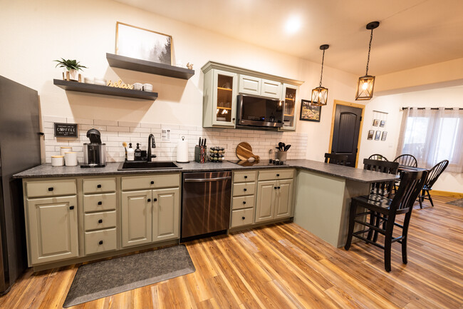 Full kitchen with dishwasher - 4125 Walker Rd