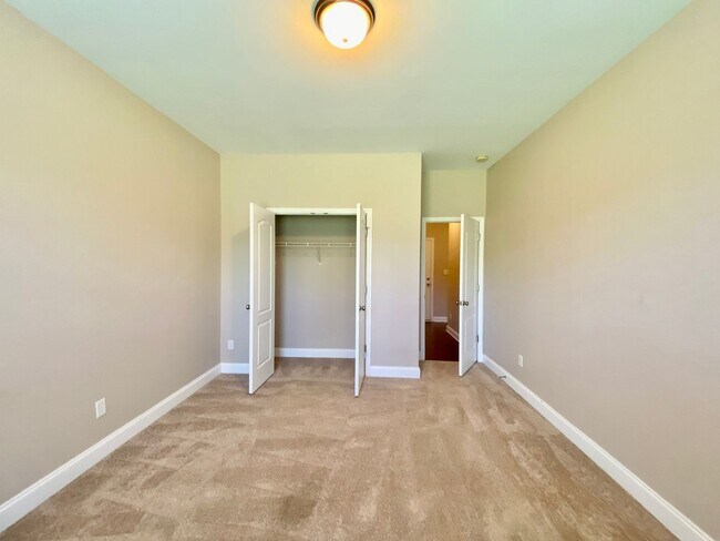 Building Photo - Huge 6 Bedroom Home In The Bluffs On The New River