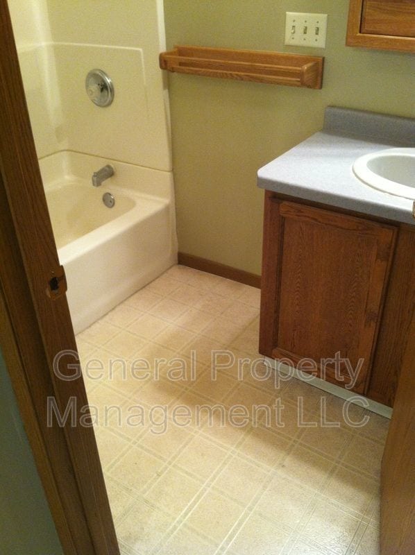 Building Photo - 4 bedroom in proximity to UWEC and downtown available June 1st