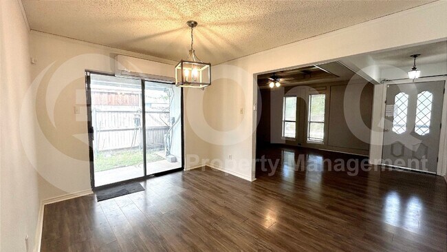 Building Photo - 409 Stoneybrook Dr