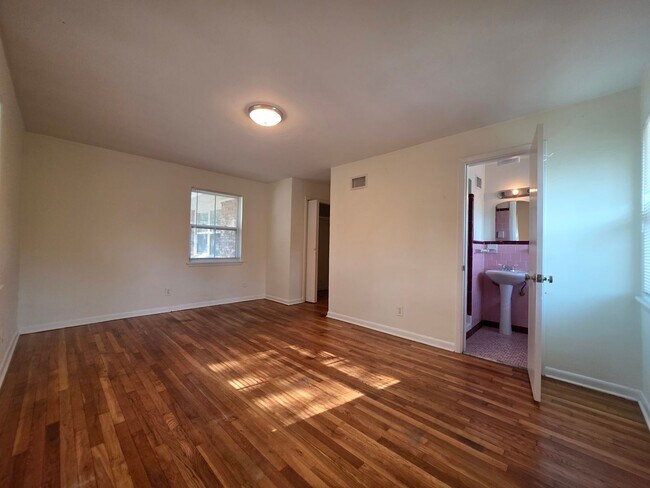 Building Photo - Bull St