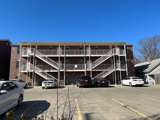 Building Photo - Close to KSU 2 Bed 2 Bath Apartment!