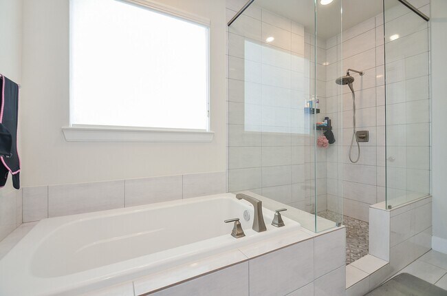 Building Photo - 2812 Grand Fountains Dr