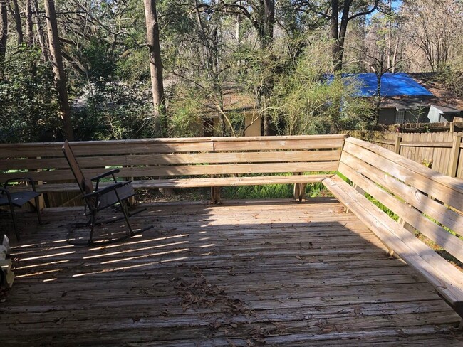 Building Photo - Recently Updated 2 Bedroom x 2 Bathroom w/...