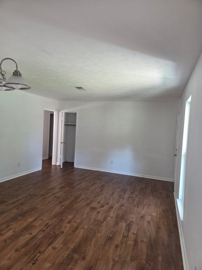 Building Photo - 1118 Country Cir