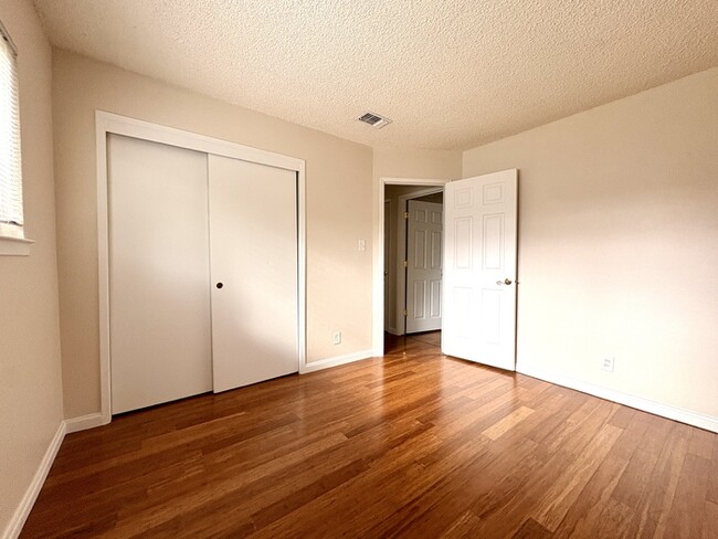 Building Photo - Charming 2 Bed / 1 Bath Duplex in Carmichael