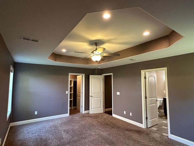 Building Photo - 335 Lyle Curtis Cir
