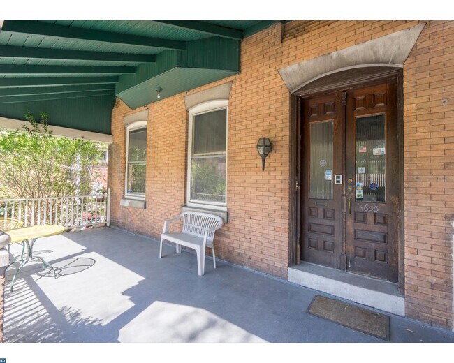 Shared Sun Porch + Entrance - 4603 Springfield Ave