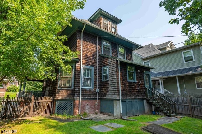 Building Photo - 42 Gates Ave