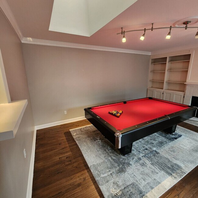 Building Photo - Beautiful End unit Townhome for rent