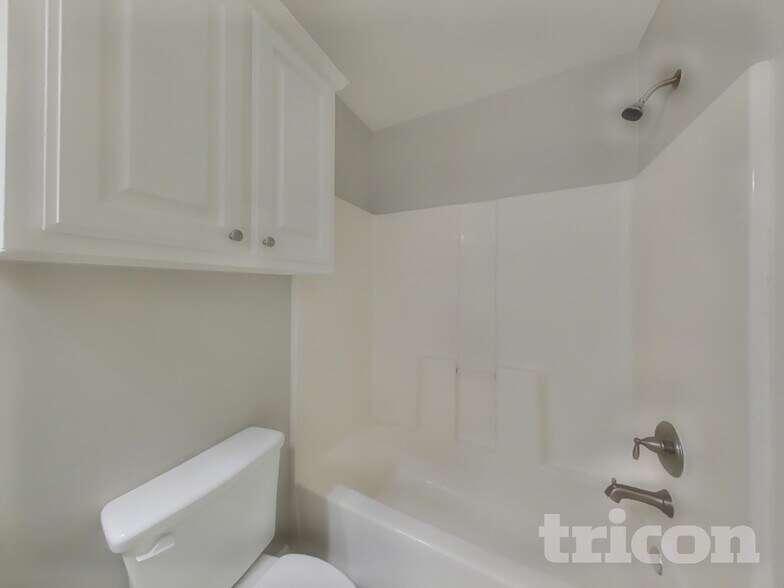 Building Photo - 16229 Summerset Estates Blvd