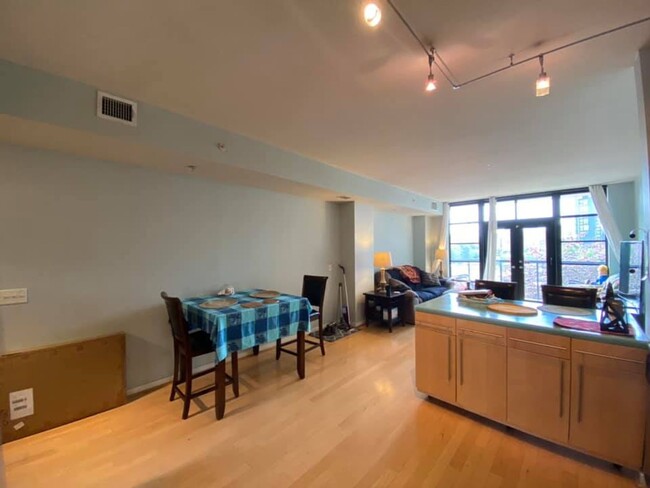 Building Photo - Lovely 1 BR + Den/1 BA Condo in Mount Vern...