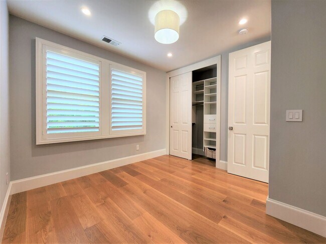 Building Photo - Updated Home Available in Downtown Palo Alto available first week of September!