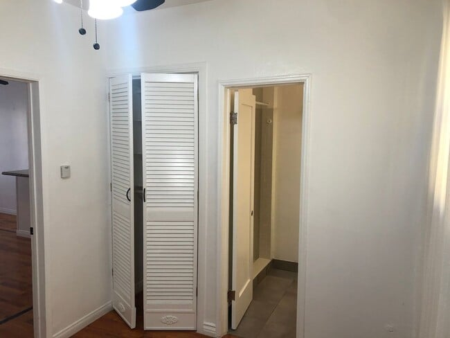 Building Photo - ****** BEAUTIFUL FRENCH NORMANDY STYLE 1BR APARTMENT ********