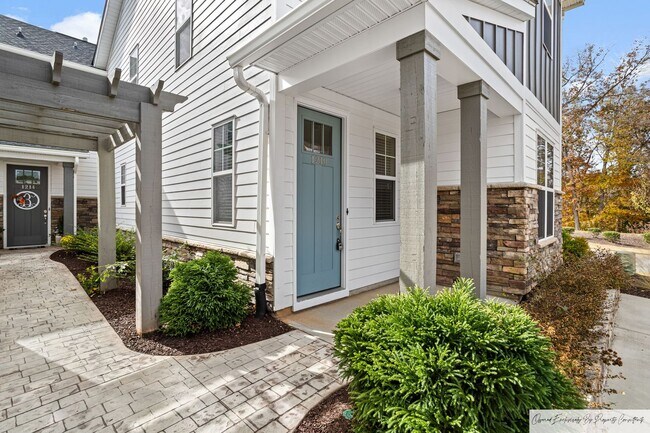 Building Photo - RESORT LIVING IN DESIRABLE SALUDA RIVER CLUB