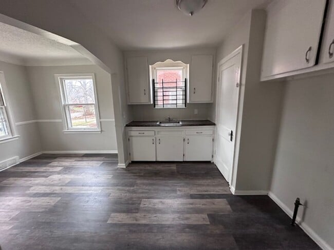 Building Photo - 4bed 1 bath eastside Detroit with Garage and basement recently renovated!