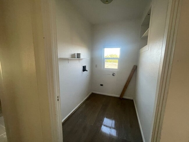 Building Photo - 2063