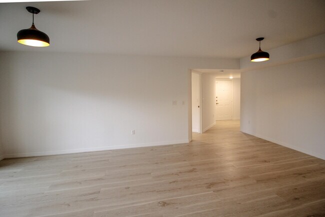 Building Photo - 1200 Crestwood Ct S