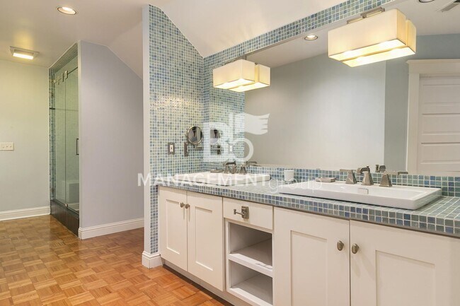 Building Photo - Stunning Historic Bungalow Just Minutes From City Center!