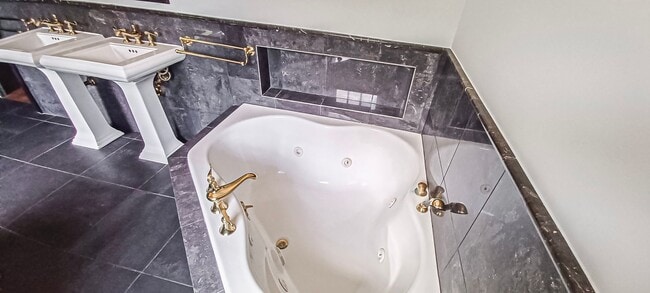 Building Photo - Oversized 4 Bedroom 3.5 Bathroom Home Situ...