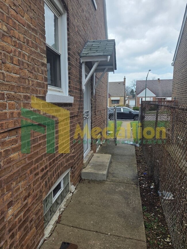 Building Photo - Updated 3-Bedroom Home with Spacious Layout and Backyard