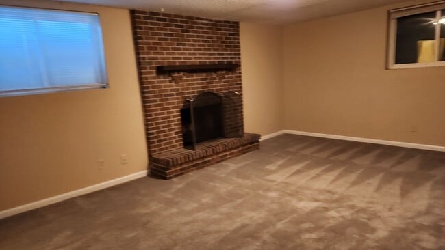 Building Photo - 2 bedroom on quiet street!