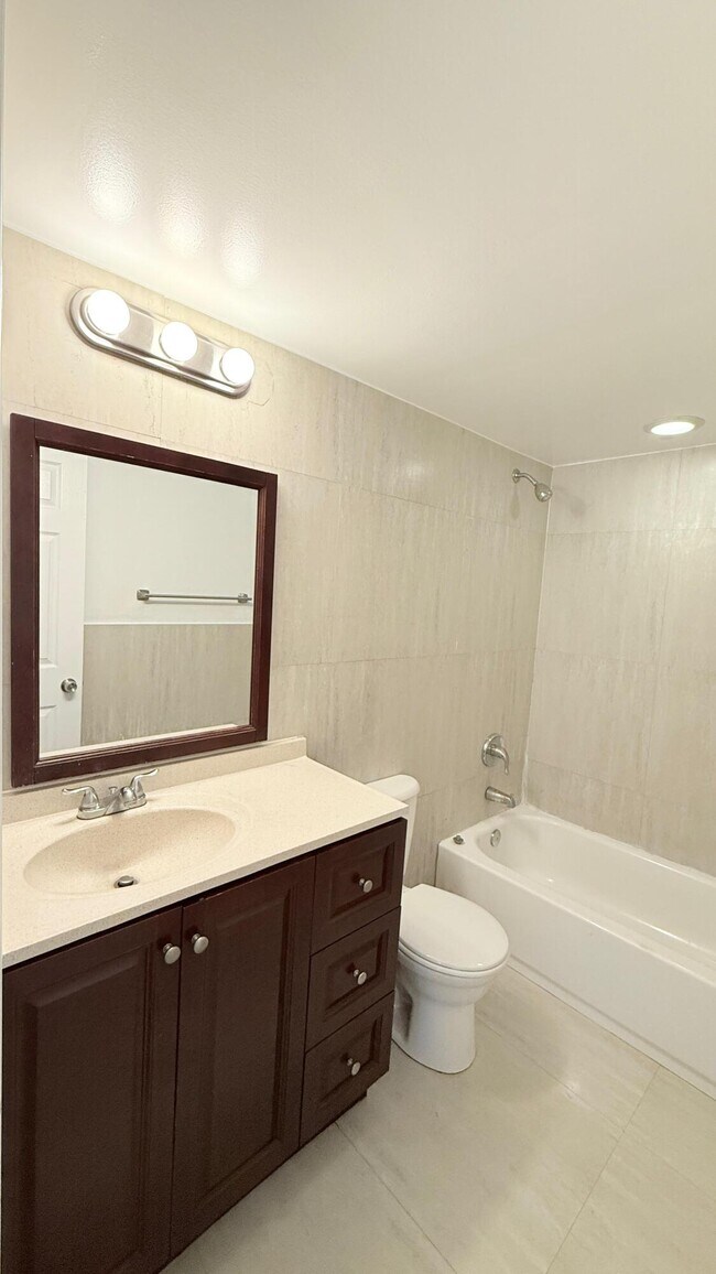 Building Photo - 607 NE 29th Dr