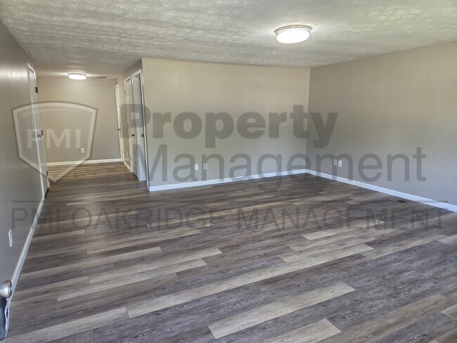 Building Photo - 3 Bedroom Single Level Duplex with Garage