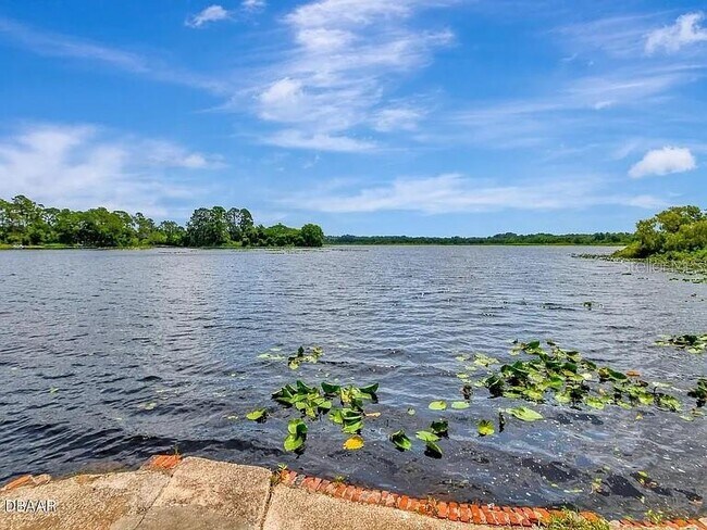 Building Photo - 311 N Blue Lake Terrace