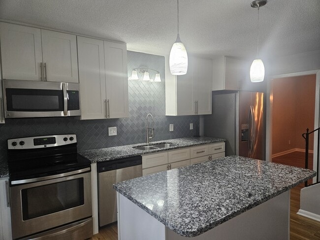Building Photo - 402 Lotus Dr