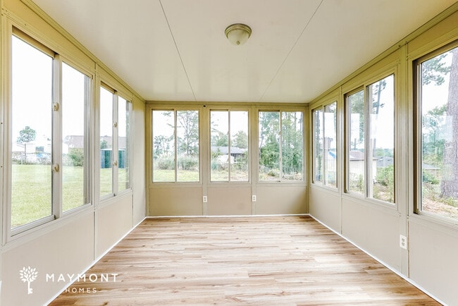 Building Photo - Lovely Three Bedroom