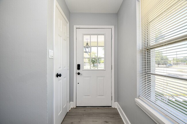 Building Photo - 5429 De Lange Ln