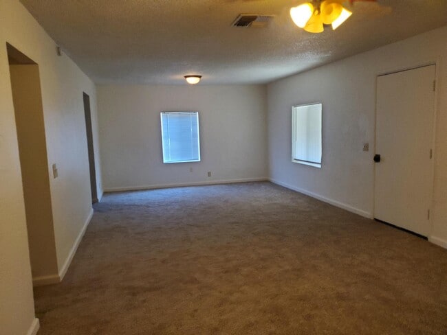 Building Photo - 430 Robinson Ave