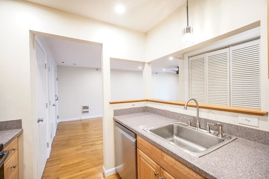 Building Photo - 500 Candlewood 38