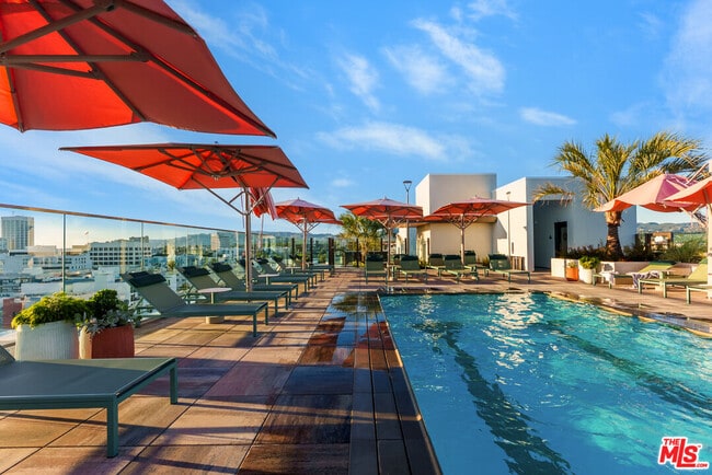 Building Photo - 700 Broadway