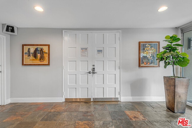 Building Photo - 8535 W Knl Dr