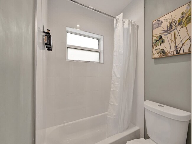 Building Photo - 3208 NE 9th St