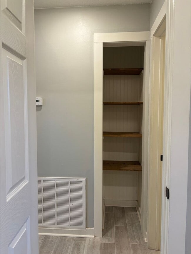 Building Photo - 810 E Oak Ave