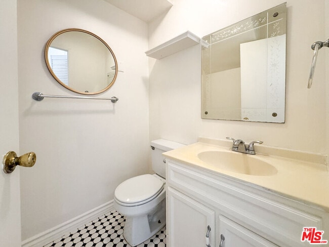 Building Photo - 750 Hyperion Ave