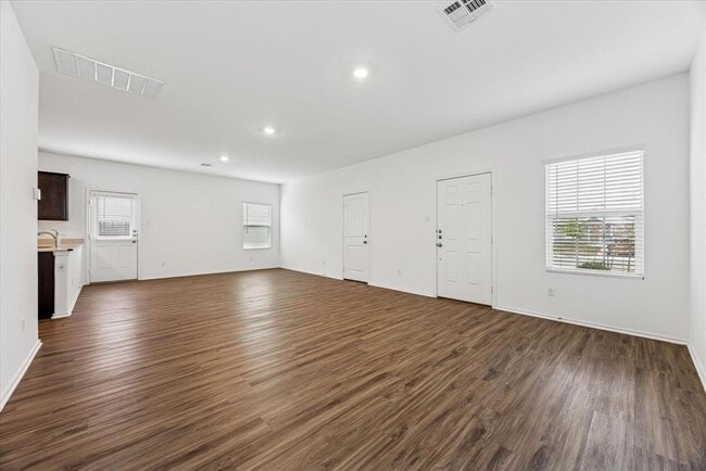 Building Photo - 304 Mica Trl