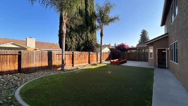 Building Photo - Just listed