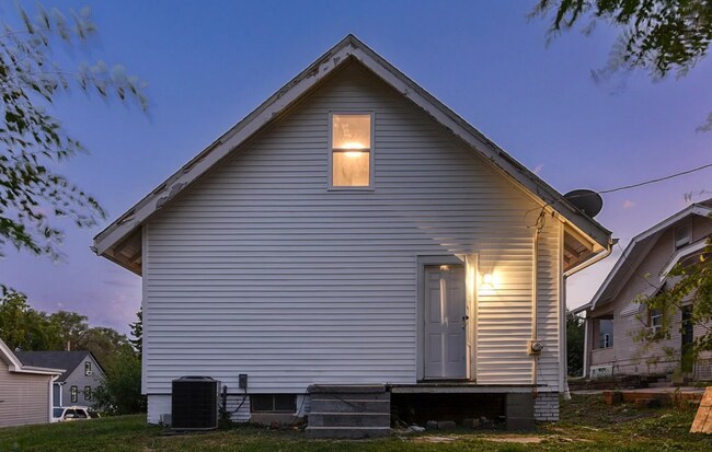 Building Photo - Fully Remodeled 4 Bedroom Benson Home!!